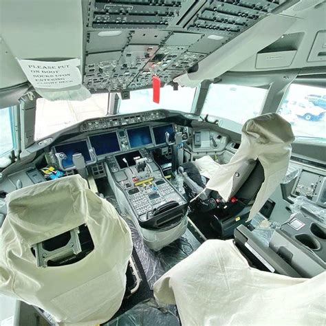 777x flight deck.